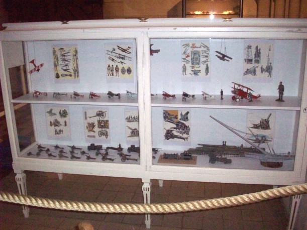 guerre-en-miniature-2009_vitrine2.jpg