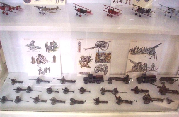 guerre-en-miniature-2009_vitrine3.jpg